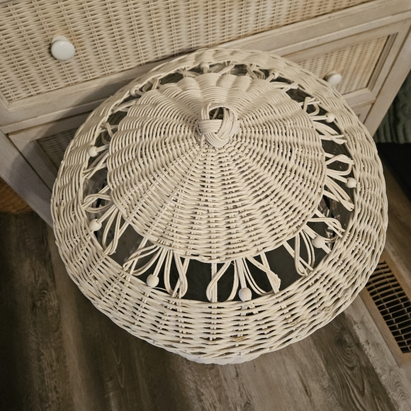 Vintage 80s WICKER LIDDED HAMPER Basket Domed Lid w Knob - Picture 4 of 11